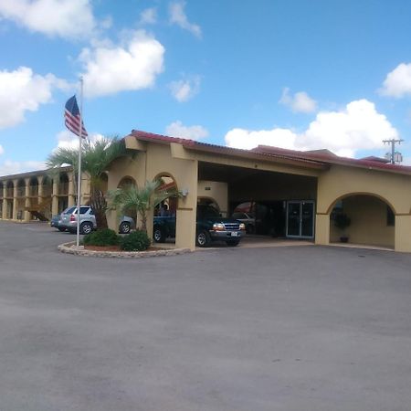 Days Inn By Wyndham San Antonio Lytle Экстерьер фото