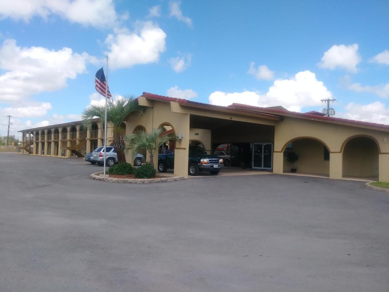 Days Inn By Wyndham San Antonio Lytle Экстерьер фото